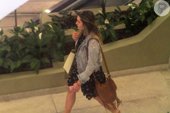 Sasha Meneghel, de férias no Rio, vai às compras com look casual