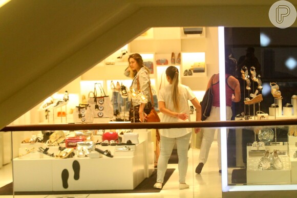 Sasha Meneghel entra em loja de sapatos durante tarde de compras no Rio