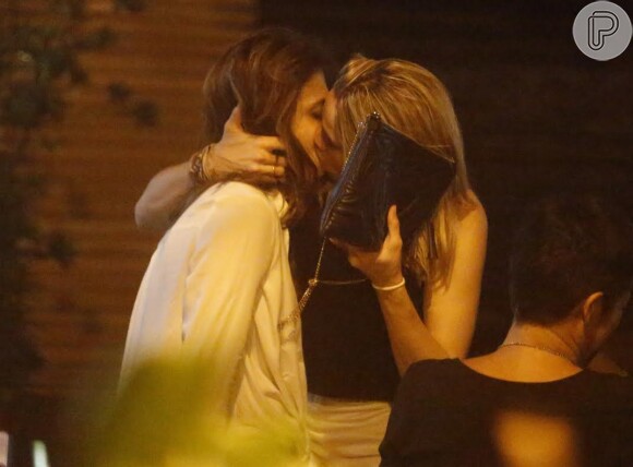Fernanda Gentil já foi clicada aos beijos com a namorada, Priscila Montandon, no Rio