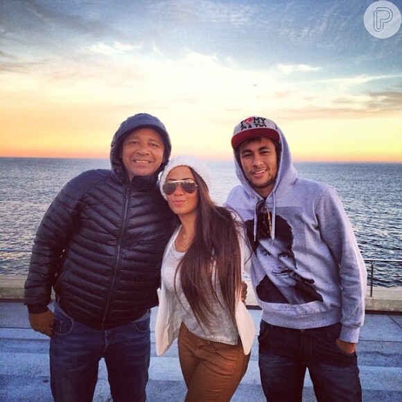 Neymar é muito apegado à família. Ele sempre está acompanhado pelos pais e irmã