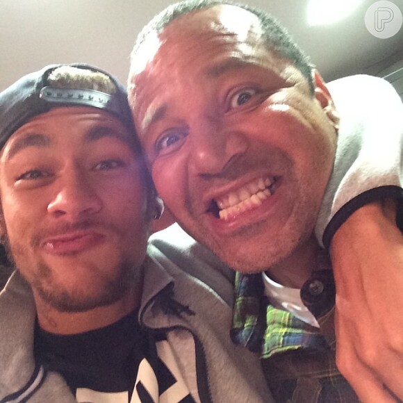 O pai faz o tipo 'parceiro' do pai, Neymar. Os dois estão sempre juntos