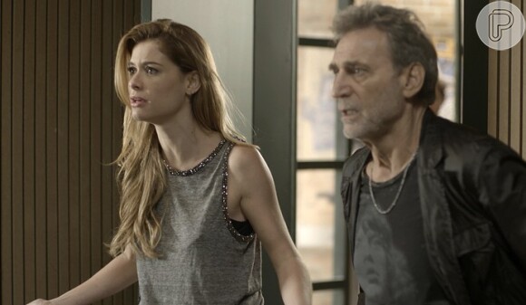Gordo (Herson Capri) e Diana (Alinne Moraes) ficam chocados ao saber do roubo na gravadora, e o dono da empresa suspeita logo de Léo (Rafael Vitti), na novela 'Rock Story'