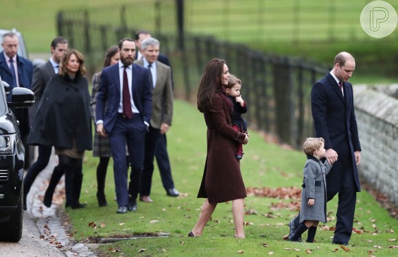 Família real vai à missa de Natal e Princesa Charlotte rouba a cena com meia calça colorida neste domingo, dia 25 de dezembro de 2016