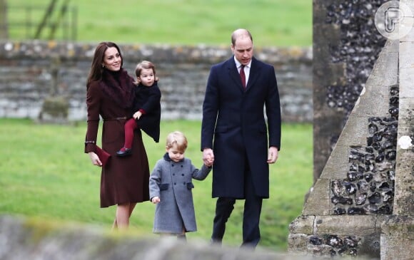 Família real vai à missa de Natal e Princesa Charlotte rouba a cena com meia calça colorida neste domingo, dia 25 de dezembro de 2016