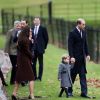Com trajes de frio, a família real vai à missa de Natal na Inglaterra