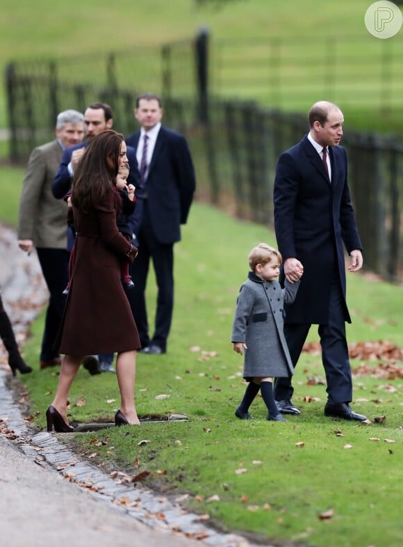 Com trajes de frio, a família real vai à missa de Natal na Inglaterra