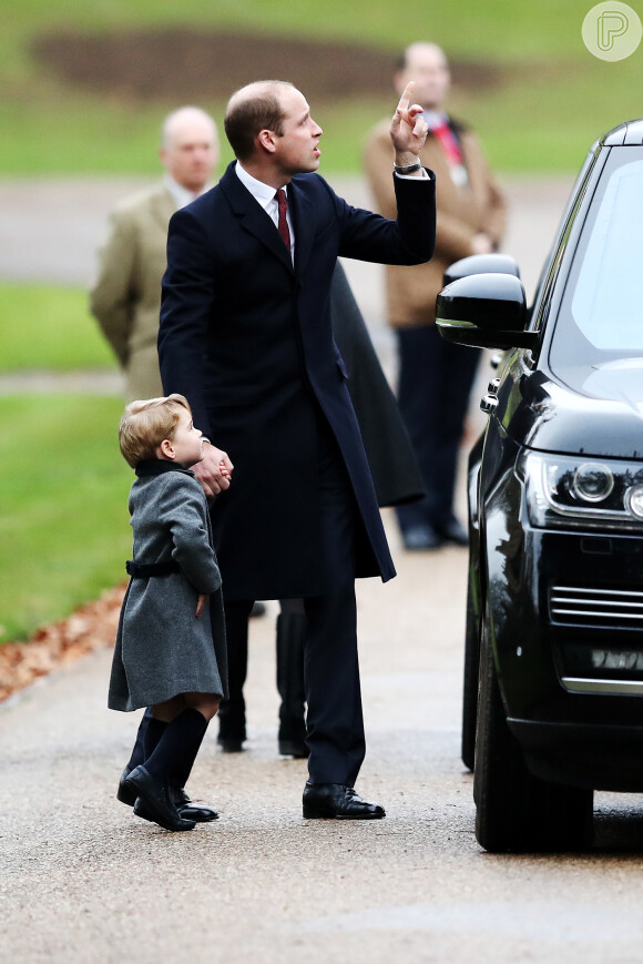 Família real vai à missa de Natal e Princesa Charlotte rouba a cena com meia calça colorida neste domingo, dia 25 de dezembro de 2016