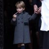 Príncipe George, de 3 anos, usou um sobretudo cinza