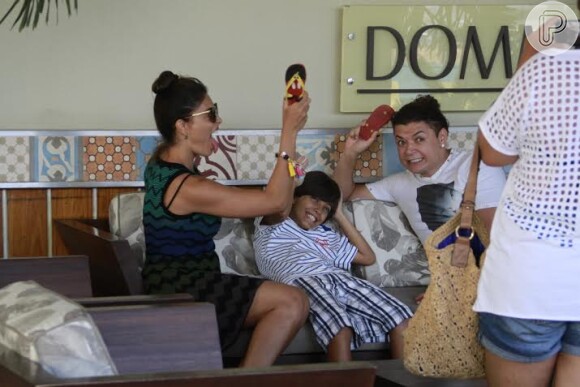 Juliana Paes e David Brasil brincam de dar chinelada no menino, neste domingo, 19 de janeiro de 2014