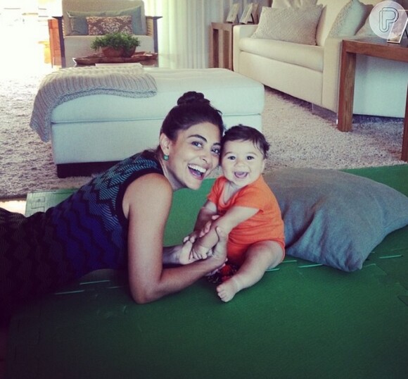 Juliana Paes se diverte com o filho caçula, Antônio, de seis meses, no domingo, 19 de janeiro de 2014