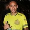 Na foto publicada pelo humorista Pedrinho Moura, Neymar aparece somente de cueca, segurando a taça na mão, após a vitória sobre o time de Robinho