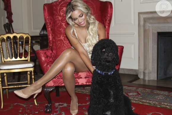 Beyoncé posa ao lado de Bo, cachorro da Casa Branca