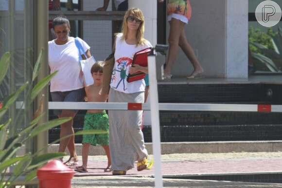 Carolina Dieckmann leva o filho José, de 5 anos, para gravação de 'Salve Jorge', na praia da Barra da Tijuca, em 8 de janeiro de 2013