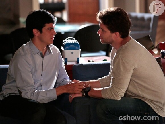 Félix (Mateus Solano) desabafa com Niko (Thiago Fragoso)  e diz que está pensando em ir embora de São Paulo, em 'Amor à Vida', em 21 de janeiro de 2014