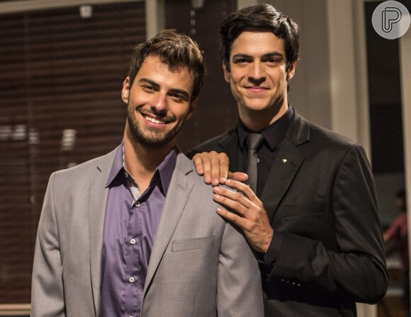 Félix (Mateus Solano) vai receber Anjinho (Lucas Malvacini) quando ele é libertado, em 'Amor à Vida'