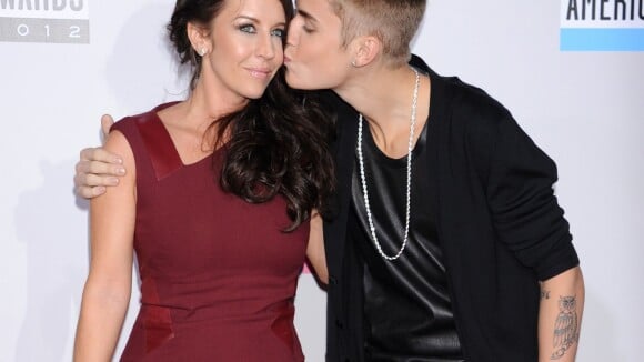 Mãe de Justin Bieber pede ajuda aos fãs do cantor: 'Rezem por ele'