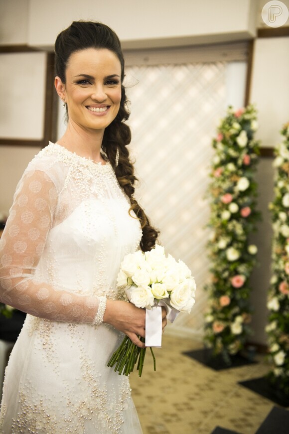 Gina (Carolina Kasting) se casa sem véu, com penteado romântico, em 'Amor à Vida'
