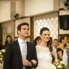 Gina (Carolina Kasting) e Elias (Siney Sampaio) se casam no templo evangélico, em 'Amor à Vida'