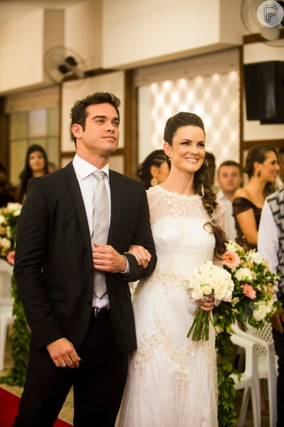 Gina (Carolina Kasting) e Elias (Siney Sampaio) se casam no templo evangélico, em 'Amor à Vida'