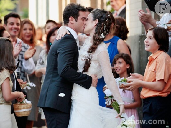 Gina (Carolina Kasting) e Elias (Siney Sampaio) se casam em 'Amor à Vida', em 24 de janeiro de 2014