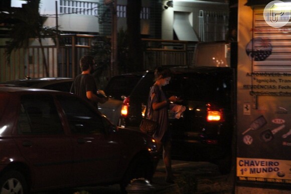 O casal entrou no carro do ator, que estava estacionado ao lado da lanchonete