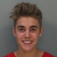 Justin Bieber sorri em foto de ficha policial após ser preso por dirigir bêbado