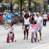 Glória Maria exibe pernas malhadas durante passeio com as filhas no Rio de Janeiro