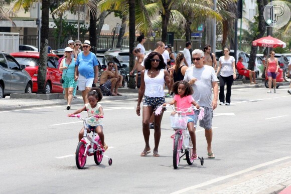 Glória Maria exibe pernas malhadas durante passeio com as filhas no Rio de Janeiro