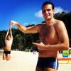 Max Fercondini brinca com Thiago na Praia da Pipa: 'O chaveiro do Thiaguinho Martins que eu achei aqui em Pipa é muito fofo, né, gente?! Huahuahua".
