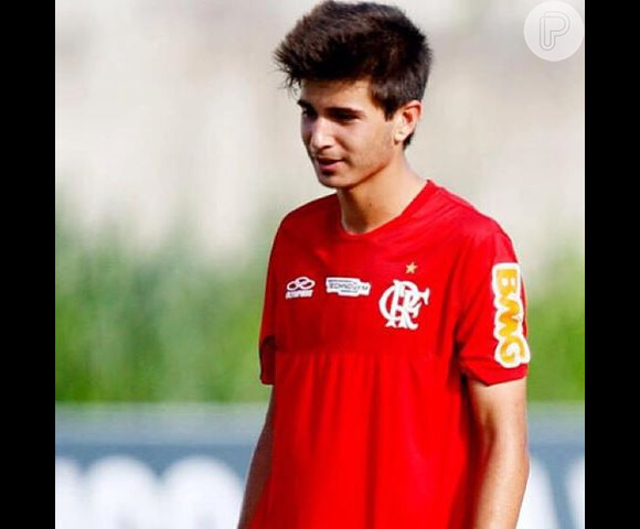 Mattheus é meio campo do Clube de Regatas do Flamengo