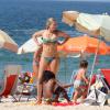 Usando biquíni, a atriz exibiu boa forma na praia do Leblon, na Zona Sul do Rio de Janeiro