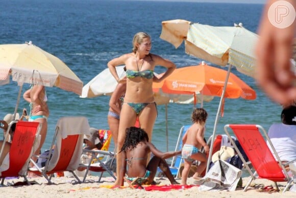 Usando biquíni, a atriz exibiu boa forma na praia do Leblon, na Zona Sul do Rio de Janeiro