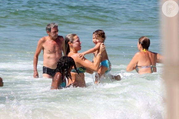 O menino de 1 ano e dez meses curtiu a praia neste dia de calor no Rio de Janeiro