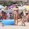 A atriz e apresentadora mostrou que está com tudo em cima ao desfilar de biquíni pelas areias da praia carioca