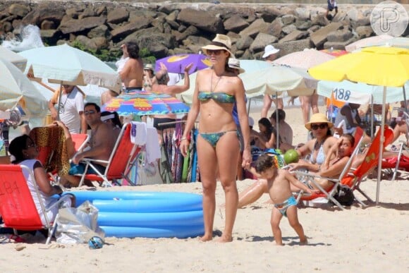 A atriz e apresentadora mostrou que está com tudo em cima ao desfilar de biquíni pelas areias da praia carioca