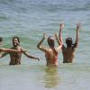 Acompanhadas de um amigo, Fiorella, Sophie e Thaila se divertem dentro do mar, na tarde deste sábado, 25 de janeiro de 2014