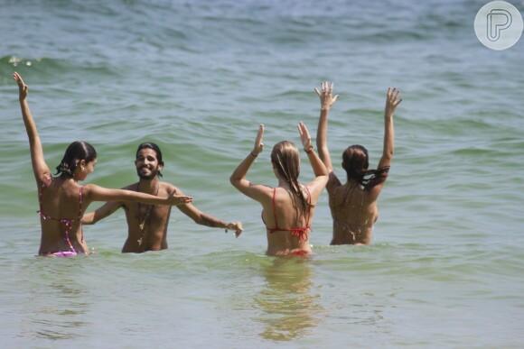 Acompanhadas de um amigo, Fiorella, Sophie e Thaila se divertem dentro do mar, na tarde deste sábado, 25 de janeiro de 2014