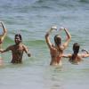 Fiorella Mattheis, Sophie Charlotte e Thaila Ayala fazem brincadeira na praia da Barra da Tijuca
