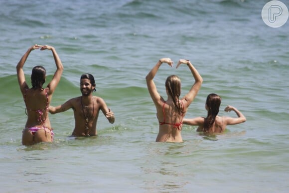 Fiorella Mattheis, Sophie Charlotte e Thaila Ayala fazem brincadeira na praia da Barra da Tijuca