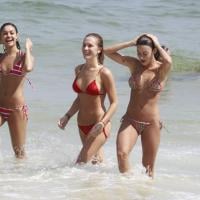 Sophie Charlotte, Fiorella e Thaila Ayala exibem boa forma em dia de praia