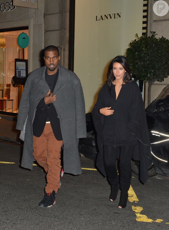 Kim Kardashian e Kanye West passeiam 'grávidos' pela rua St. Honoré, em Paris, na França, nesta terça-feira, 8 de janeiro de 2013