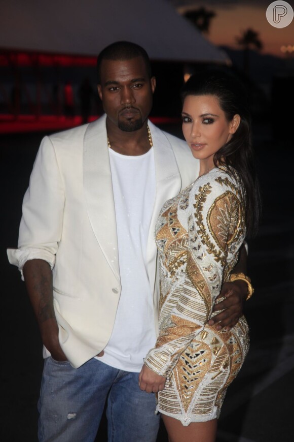 Kanye West e Kim Kardashian assumiram namoro em abril de 2012