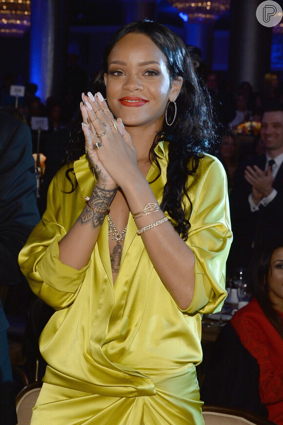 Rihanna também é adepta da linha de esmaltes Essie, principalmente a cor rosa-shocking Knowkout pout