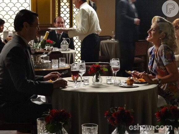 Manfred chama Cristina (Giovanna Ewbank) para um jantar na mansão e pede que ela use o vestido de Amélia (Bianca Bin) e uma peruca, em 'Joia Rara'