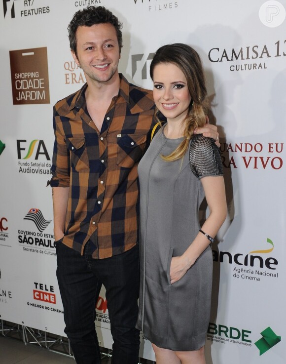 Sandy vai à pré-estreia do filme 'Quando Eu Era Vivo' com o marido, Lucas Lima, em 27 de janeiro de 2014