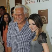 Sandy posa ao lado de Antonio Fagundes na pré-estreia de 'Quando Eu Era Vivo'