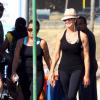 Luiza Brunet se protegeu do sol usando chapéu e óculos escuros durante caminhada na orla do Leblon, no Rio