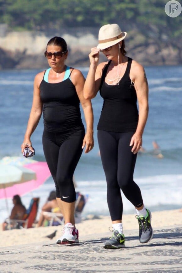 Luiza Brunet se exercitou junto com uma amiga, que já acompanha a atriz em outros momentos de caminhada na Zona Sul do Rio onde Brunet mora