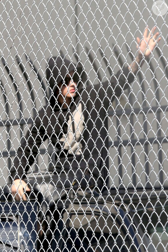 Justin Bieber acena para fãs após sair da prisão