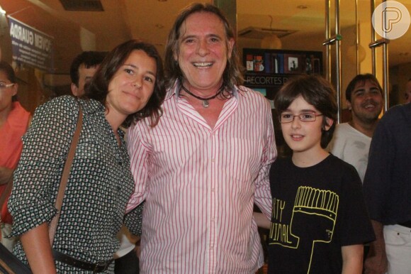 José de Abreu posa ao lado da mulher, Camila Mosquella, e do filho, Bernardo